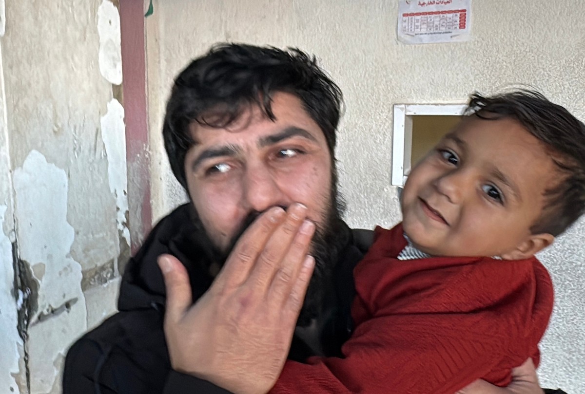 نقلت اللجنة الدولية للصليب الأحمر ثمانية أسرى فلسطينيين إلى مستشفى شهداء الأقصى في دير البلح، وسط قطاع غزة، بعد إطلاق سراحهم من قبل القوات الإسرائيلية. ٢٦ فبراير/شباط ٢٠٢٦. صورة: أحمد إبراهيم