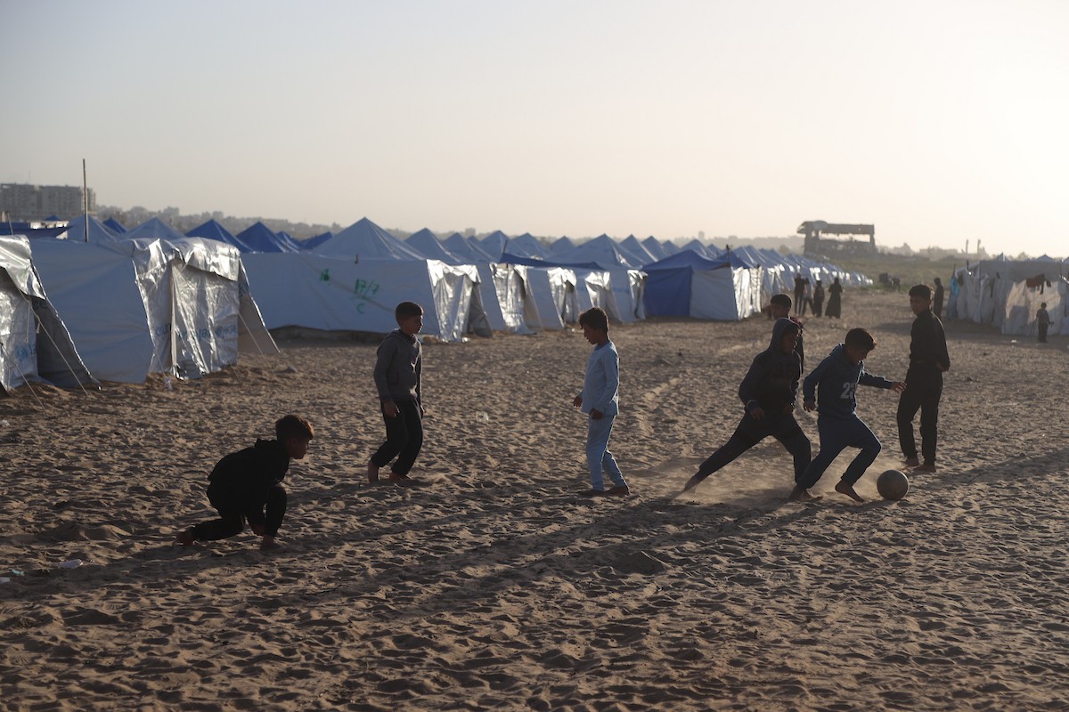 وسط خيام النازحين في المخيم المصري بمنطقة نتساريم وسط قطاع غزة، يحاول السكان الحفاظ على تفاصيل حياتهم اليومية رغم الظروف القاسية والنقص الحاد في الضروريات الأساسية كالمأوى والغذاء والماء النظيف. وسط قطاع غزة، ١٢ فبراير ٢٠٢٦. تصوير: محمد الأسود