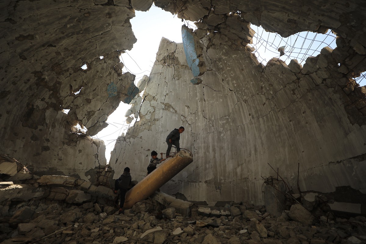 يستقبل الفلسطينيون شهر رمضان وسط دمار غير مسبوق للمباني، بما فيها المساجد التي يؤدون فيها شعائرهم الدينية. مدينة غزة، 19 فبراير/شباط 2026. صورة: عمر أشتوي