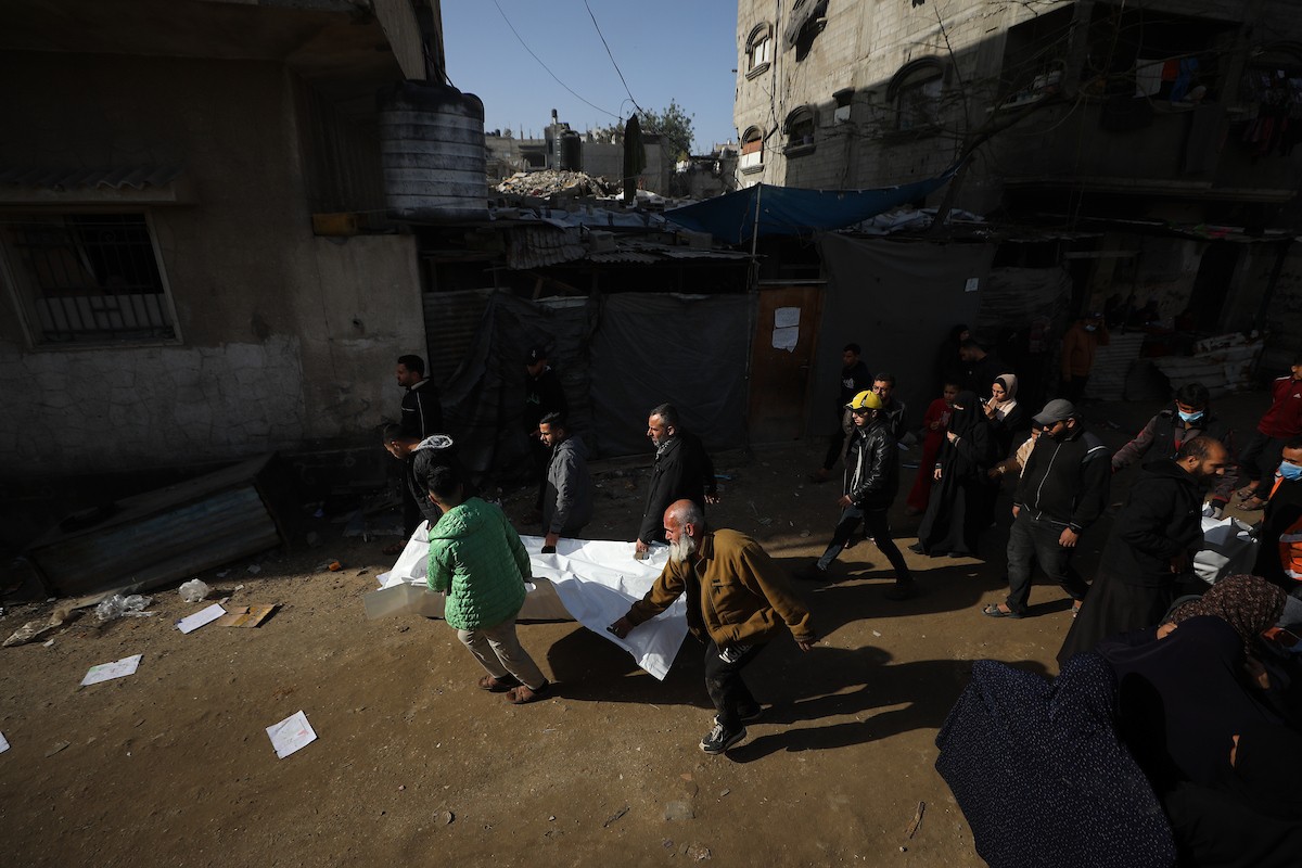 استخراج جثث عشرات الفلسطينيين الذين فقدوا أرواحهم خلال الهجمات الإسرائيلية ودُفنوا مؤقتًا في منطقة النفق بمدينة غزة، تمهيدًا لنقلها إلى المقابر الرسمية، 1 فبراير/شباط 2026. (صورة: عمر أشتوي)