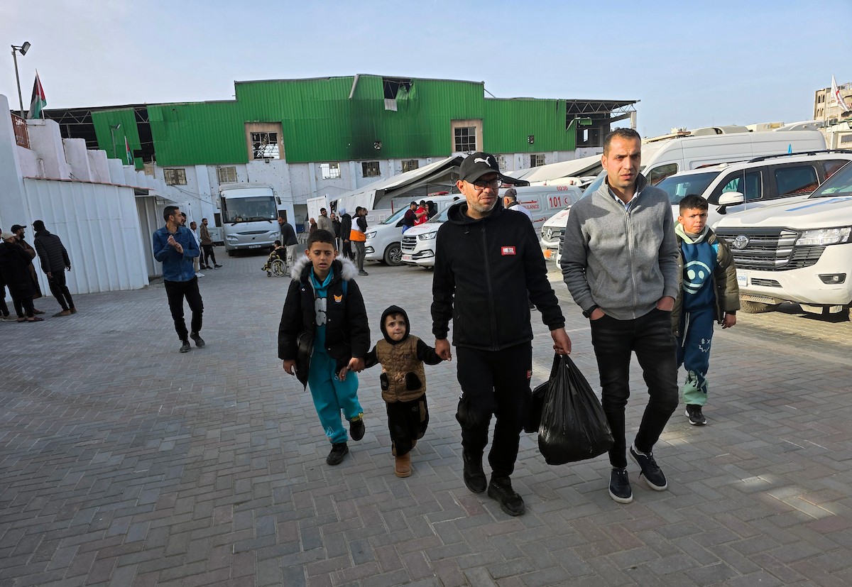 مغادرة مجموعة من المرضى والجرحى من مستشفى الصليب الأحمر، برفقة مرافقيهم، حافلات متجهة إلى معبر رفح الحدودي لإجلائهم في خان يونس، غزة، في 8 فبراير/شباط 2026. (صورة: طارق محمد)