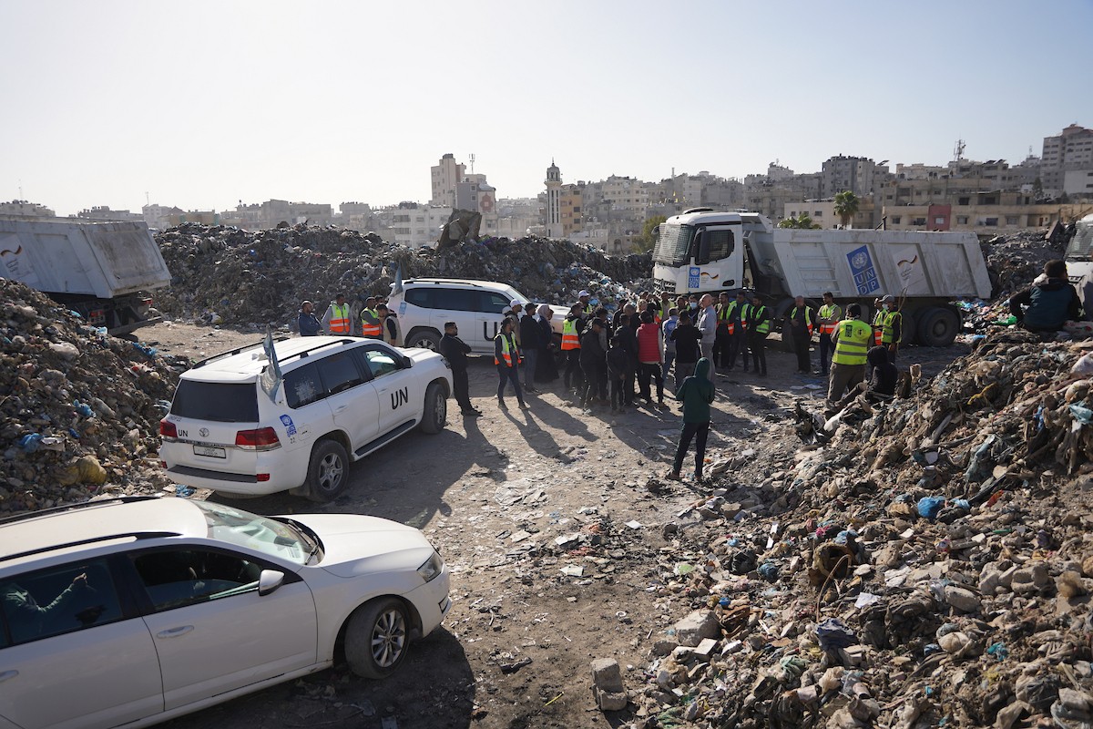 برنامج الأمم المتحدة الإنمائي يطلق عمليات تنظيف في أحد أكبر مواقع النفايات بمدينة غزة، والذي يُشكّل خطراً جسيماً على الصحة العامة، في منطقة سوق فراس على طول شارع عمر المختار ، 11 فبراير/شباط 2026. (صورة: عمر أشتوي)