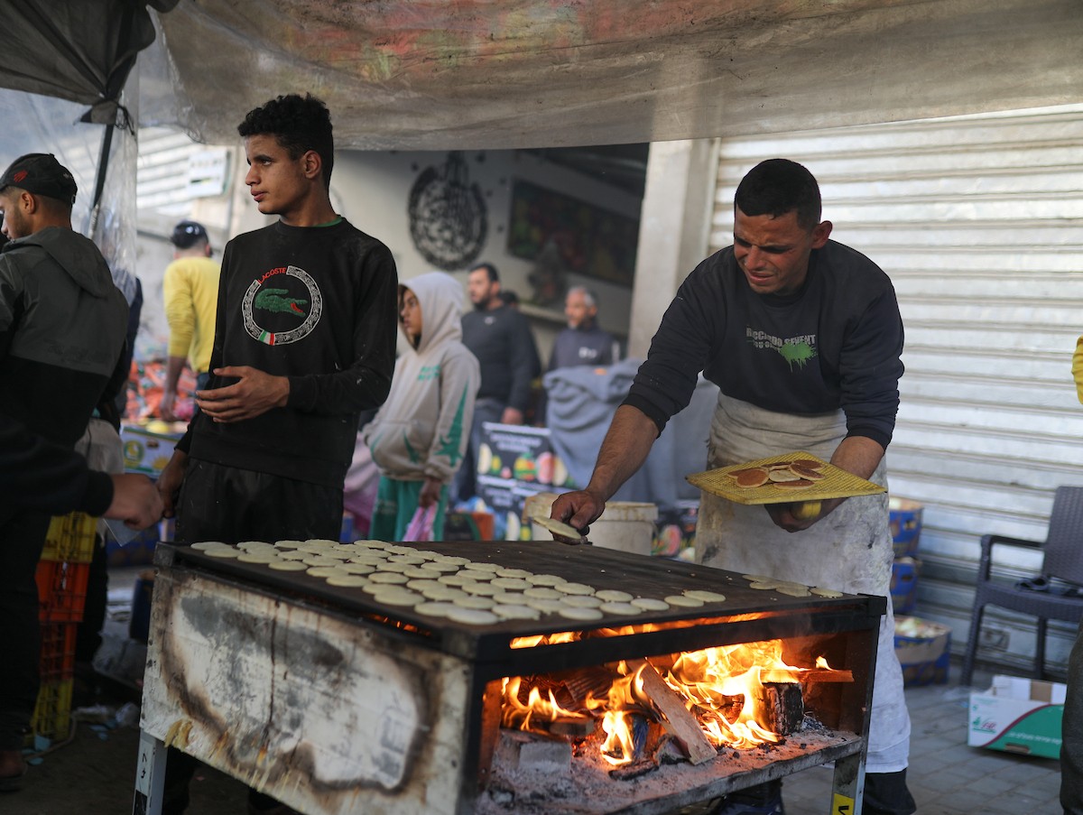 آلاء كريم نازحة في مخيم النصيرات وسط قطاع غزة، تفتح كشكًا لتحضير وبيع القطايف خلال أيام رمضان، في محاولة منها للتغلب على ظروف المعيشة القاسية وإعالة أسرتها بعد أن فقدت منزلها، 19 فبرايرشباط 2026. تصوير رمزي أبو عامر