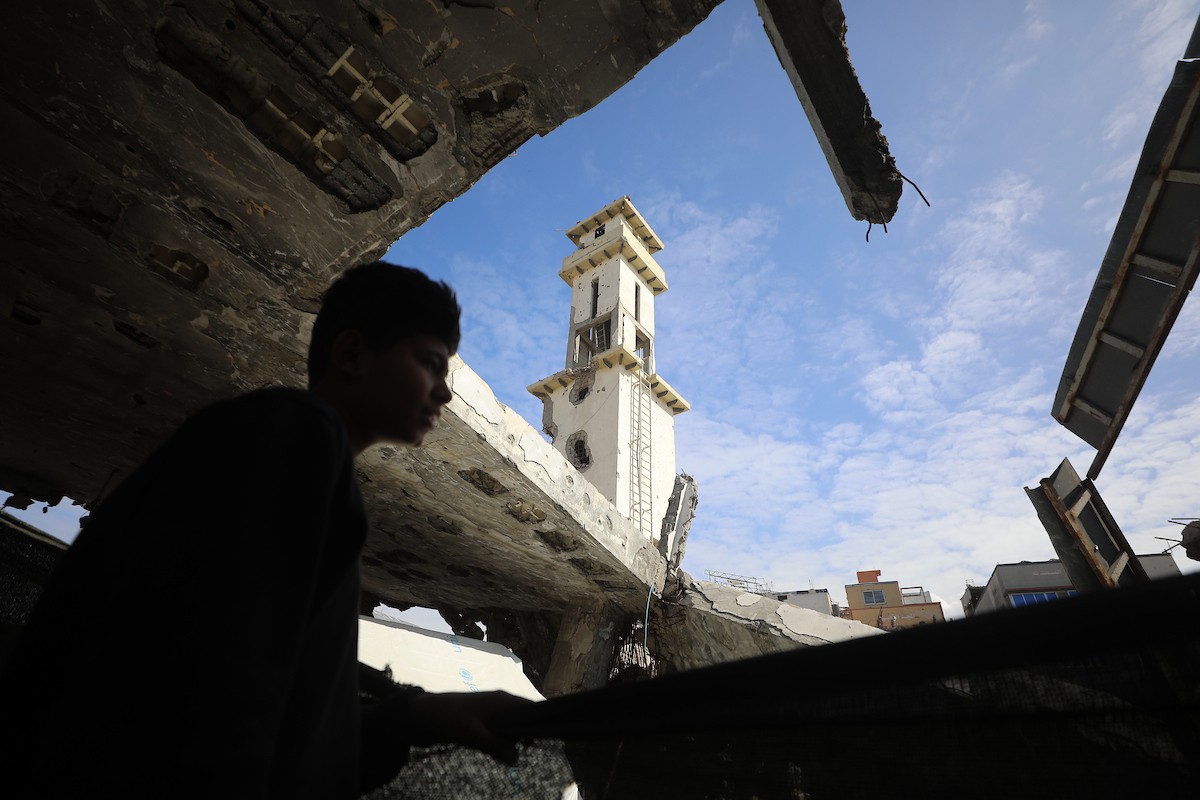 يستقبل الفلسطينيون شهر رمضان وسط دمار غير مسبوق للمباني، بما فيها المساجد التي يؤدون فيها شعائرهم الدينية. مدينة غزة، 19 فبراير/شباط 2026. صورة: عمر أشتوي