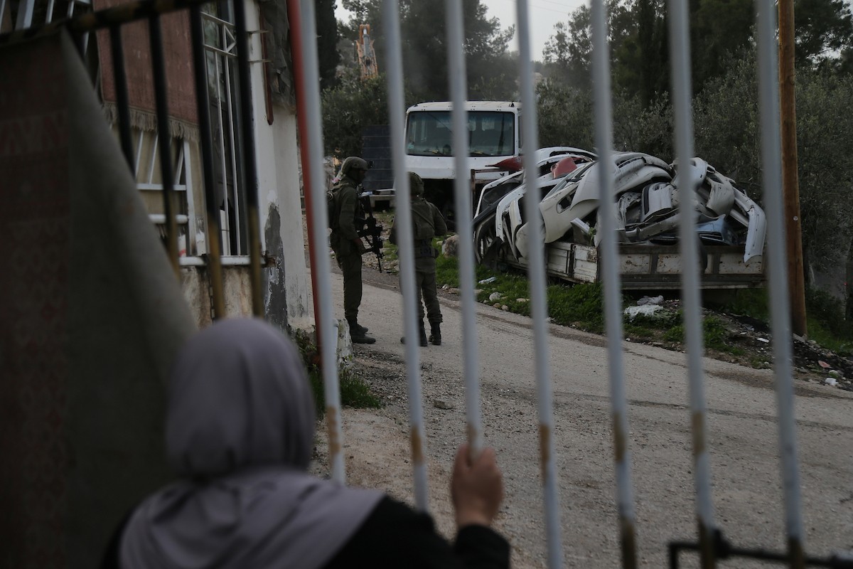 ردود فعل فلسطينية بعد أن هدمت القوات الإسرائيلية منزلاً فلسطينياً من ثلاثة طوابق بحجة عدم وجود رخصة بناء، في بلدة ترقوميا ، شمال غرب الخليل، بالضفة الغربية، في الأول من فبراير/شباط 2026. (صورة: مأمون وزواز)