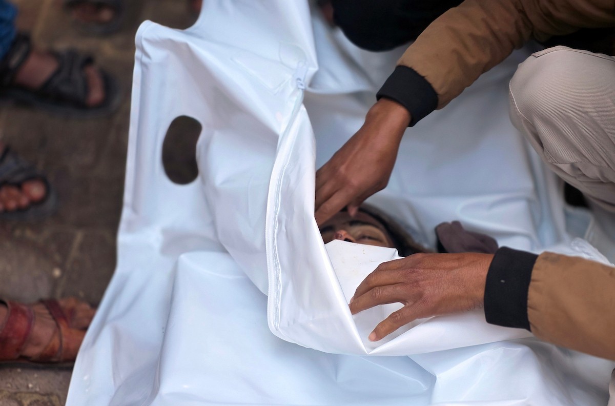 ودّع الفلسطينيون جثمان أكرم حسن الأرجاني في مستشفى ناصر بخان يونس. وقد قُتل في هجوم إسرائيلي في منطقة خان يونس، جنوب قطاع غزة. صورة: طارق محمد