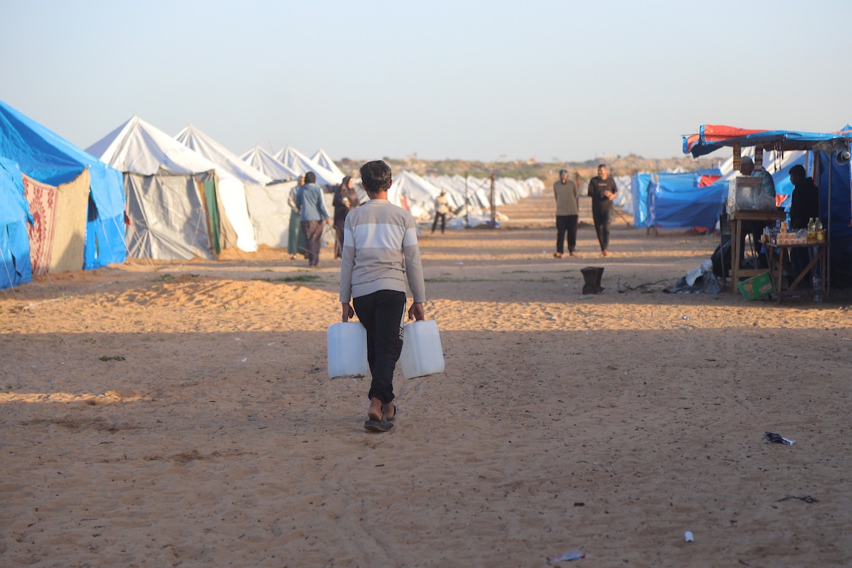 وسط خيام النازحين في المخيم المصري بمنطقة نتساريم وسط قطاع غزة، يحاول السكان الحفاظ على تفاصيل حياتهم اليومية رغم الظروف القاسية والنقص الحاد في الضروريات الأساسية كالمأوى والغذاء والماء النظيف. وسط قطاع غزة، ١٢ فبراير ٢٠٢٦. تصوير: محمد الأسود
