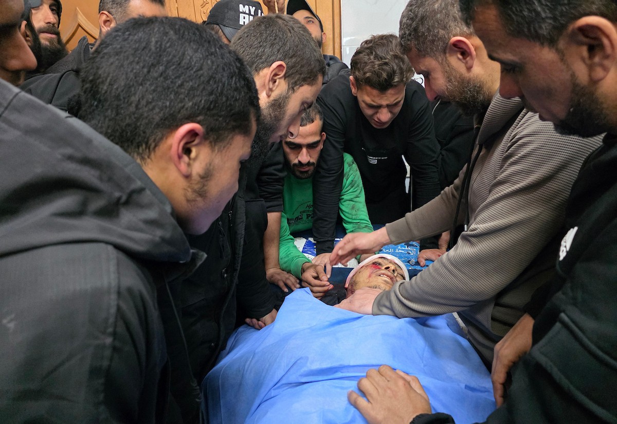 وصل جثمان فلسطيني وعدد من الجرحى إلى مجمع ناصر الطبي بعد أن استهدفت طائرة استطلاع إسرائيلية خيمة تأوي نازحين في خان يونس، جنوب قطاع غزة، في 27 فبراير/شباط 2026