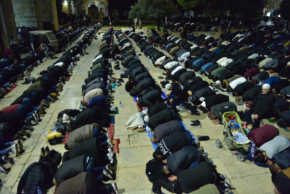 يؤدي الفلسطينيون صلاتي العشاء والتراويح في ساحات المسجد الأقصى في اليوم الثالث من رمضان، القدس، 20 فبراير 2026. صورة من دائرة الأوقاف الإسلامية في القدس.