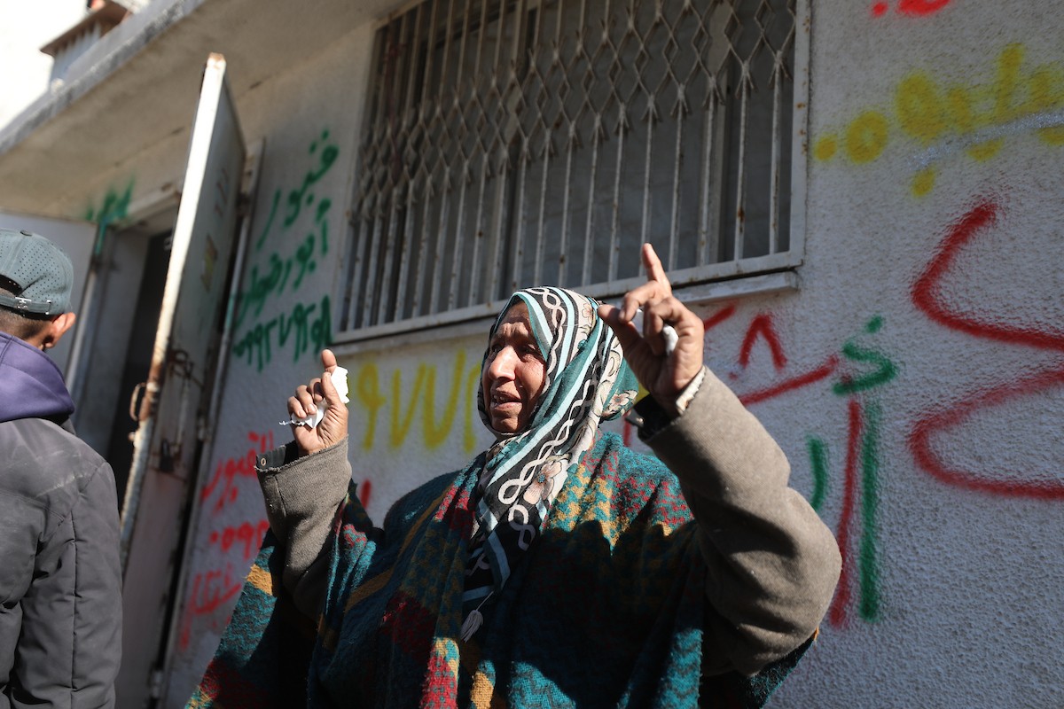 ودّع فلسطينيون جثماني مواطنين اثنين في مستشفى الشفاء بمدينة غزة. وبحسب مصادر عائلية، قُتل الرجلان على يد القوات الإسرائيلية في بيت لاهيا، شمال قطاع غزة، في 24 فبراير/شباط 2026. (صورة: عمر أشتوي)