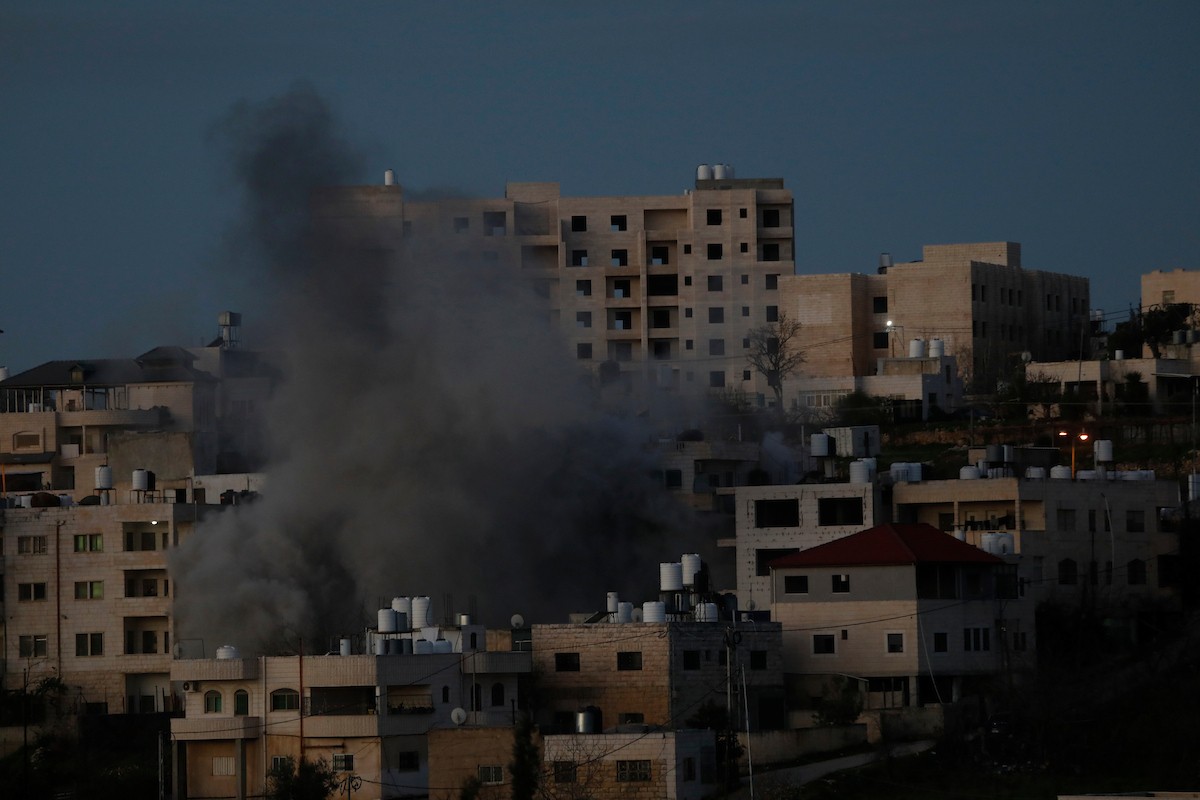 قوات الجيش الإسرائيلي تفجر منزل الشهيد محمود يوسف عابد في بلدة حلحول شمال الخليل، 2 فبراير/شباط 2026. صورة: مأمون وزواز