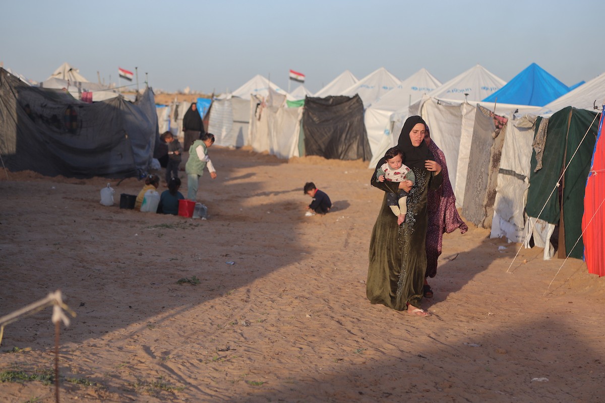 وسط خيام النازحين في المخيم المصري بمنطقة نتساريم وسط قطاع غزة، يحاول السكان الحفاظ على تفاصيل حياتهم اليومية رغم الظروف القاسية والنقص الحاد في الضروريات الأساسية كالمأوى والغذاء والماء النظيف. وسط قطاع غزة، ١٢ فبراير ٢٠٢٦. تصوير: محمد الأسود