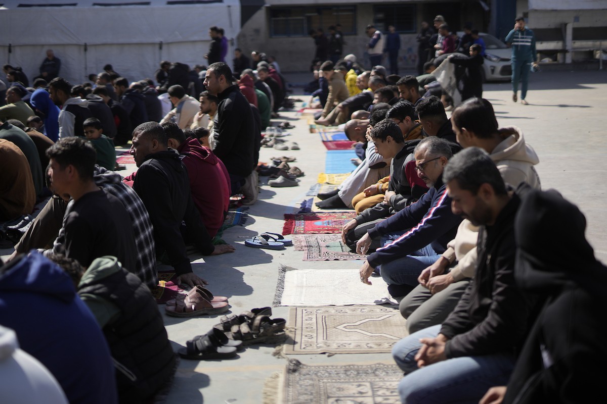 يؤدي المصلون الفلسطينيون صلاة الجمعة خلال شهر رمضان المبارك في مدرسة صلاح الدين، التي حُوِّلت إلى مأوى للفلسطينيين النازحين في ظل الحرب الإسرائيلية الحماسية، بمدينة غزة، يوم الجمعة 20 فبرايرشباط 2026. تصوير عمر أشتوي