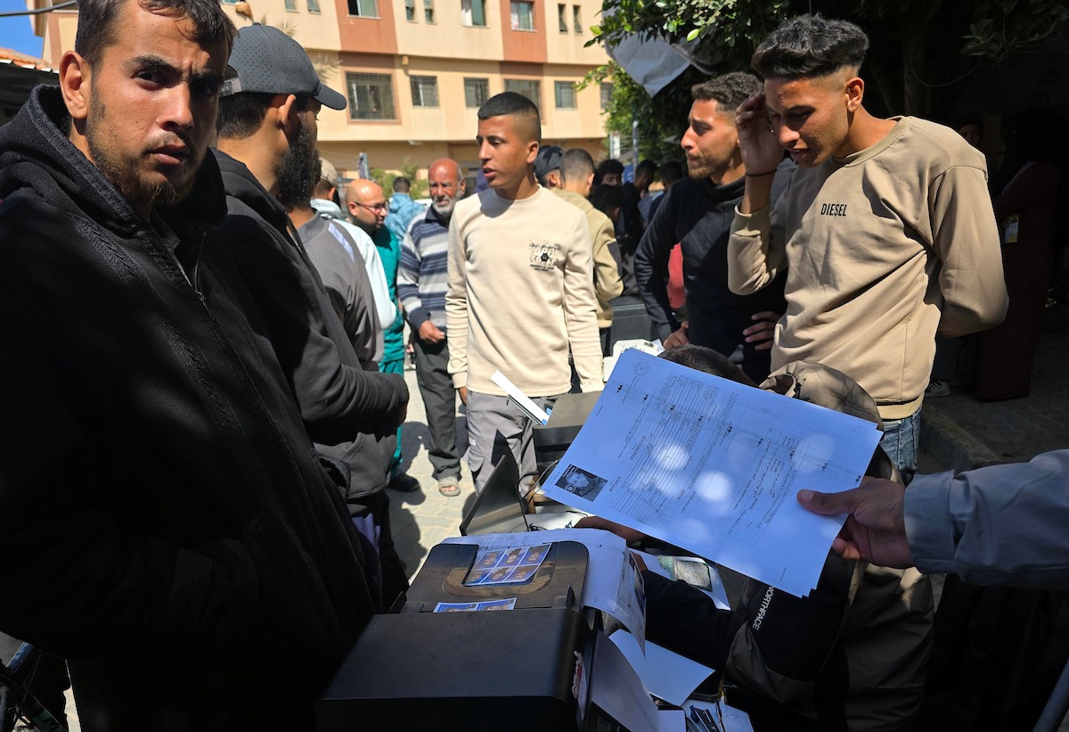 اصطف فلسطينيون أمام مكتب وزارة الداخلية في خان يونس، جنوب قطاع غزة، للحصول على بطاقات هوية خضراء، بدأت مكاتب وزارة الداخلية في قطاع غزة بإصدارها مؤخراً بالتنسيق مع رام الله. ٢٥ فبراير/شباط ٢٠٢٦. تصوير: طارق محمد