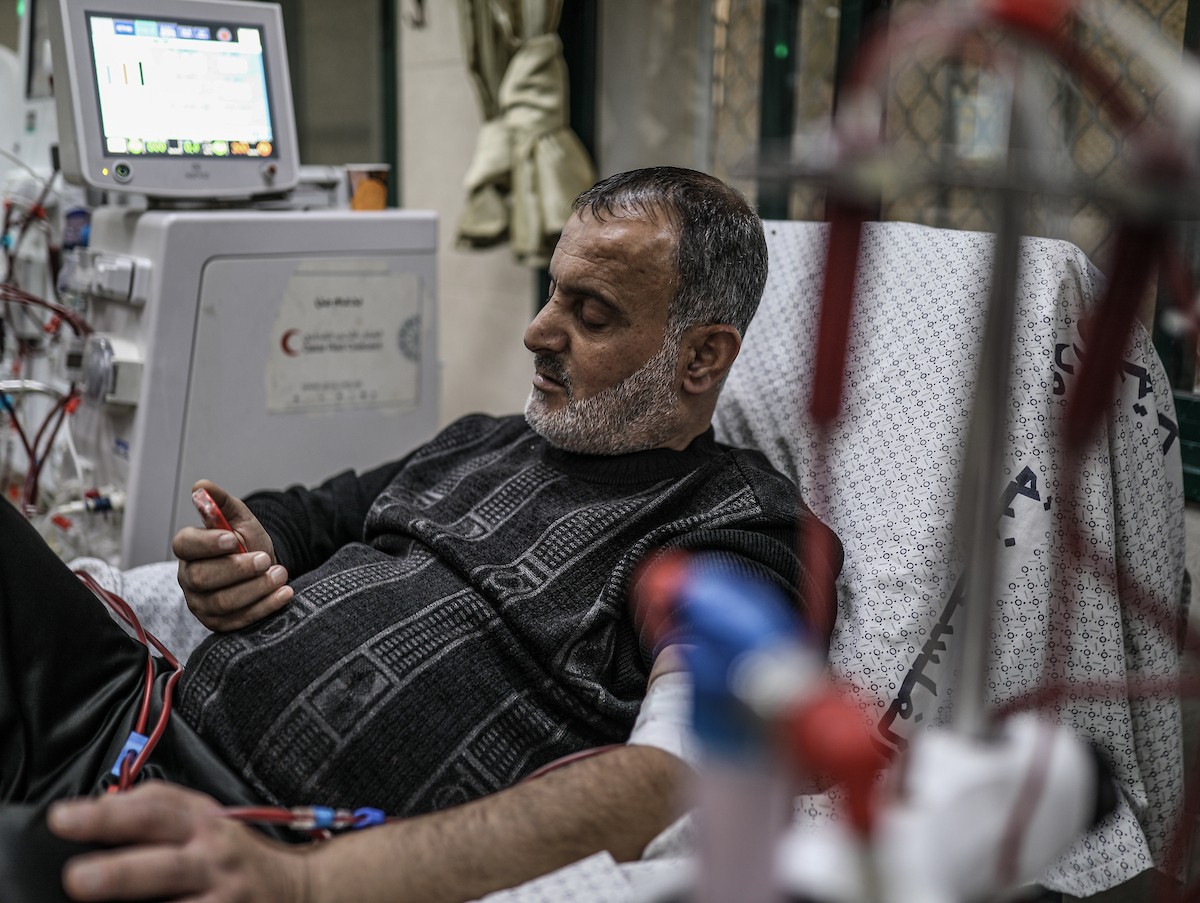 يخضع مرضى فلسطينيون مصابون بالفشل الكلوي لجلسات غسيل الكلى في مستشفى شهداء الأقصى بدير البلح، وسط وانتظار مستمر لفتح معبر رفح لتلقي العلاج خارج قطاع غزة، 1 فبراير/شباط 2026. تصوير: رمزي أبو عامر