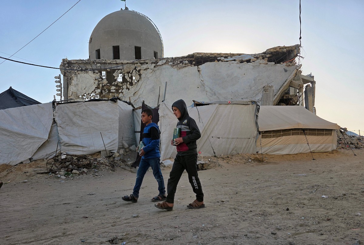 فلسطينيون، بينهم أطفال، يتلون ويحفظون القرآن الكريم خلال شهر رمضان داخل مسجد الألباني، الذي تضرر بشدة جراء الهجمات الإسرائيلية، في خان يونس، جنوب قطاع غزة، في 23 فبراير/شباط 2026. صورة: طارق محمد