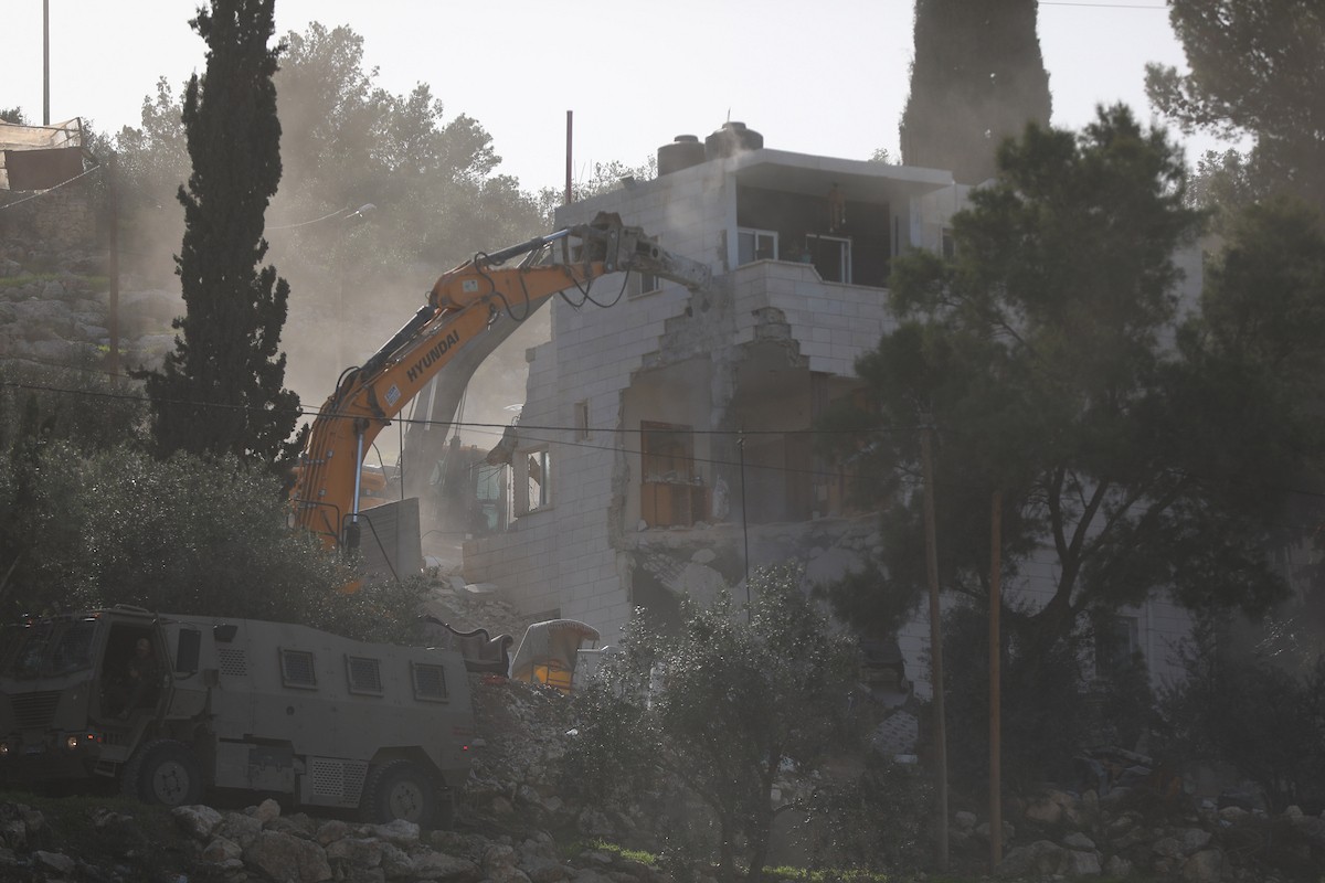 ردود فعل فلسطينية بعد أن هدمت القوات الإسرائيلية منزلاً فلسطينياً من ثلاثة طوابق بحجة عدم وجود رخصة بناء، في بلدة ترقوميا ، شمال غرب الخليل، بالضفة الغربية، في الأول من فبراير/شباط 2026. (صورة: مأمون وزواز)