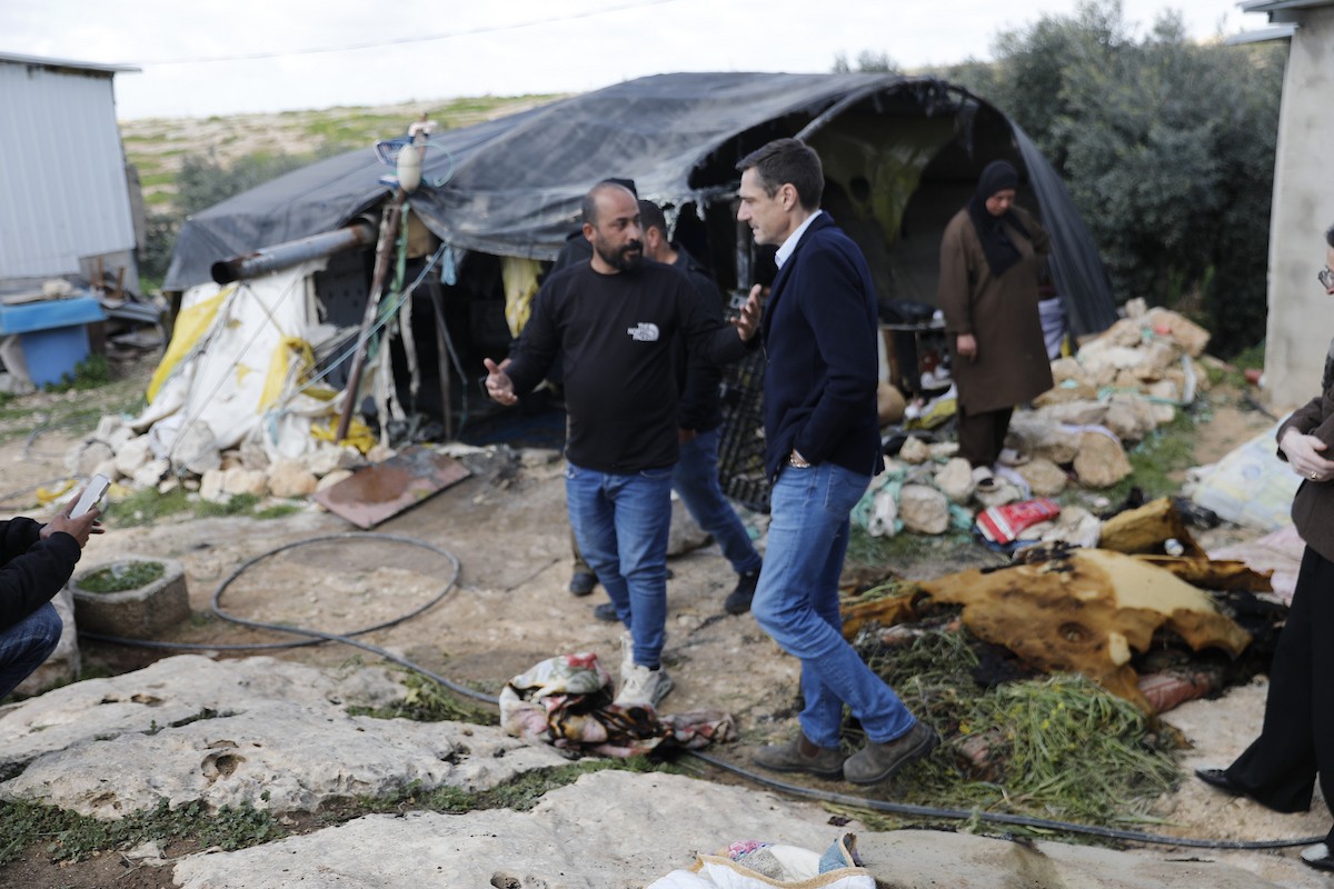 وفد دبلوماسي أوروبي يزور قرية سوسيا، جنوب الخليل، لتقييم الأضرار التي لحقت بالممتلكات الفلسطينية جراء هجمات المستوطنين، 25 فبراير/شباط 2026. تصوير: مأمون وزواز