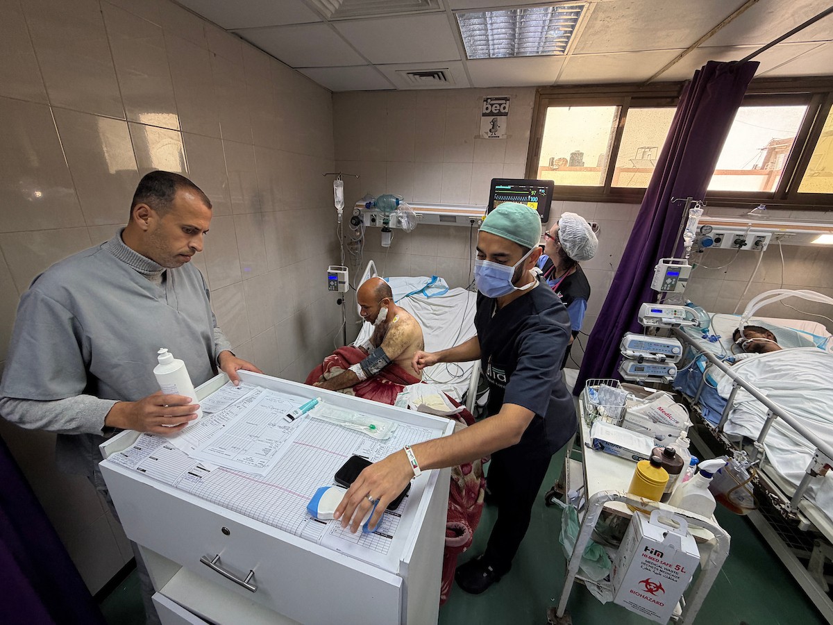 أطباء أجانب، ضمن وفد طبي وصل إلى قطاع غزة، يقدمون خدماتهم ويجرون عمليات جراحية للجرحى، ويتبادلون خبراتهم مع الأطباء والممرضين في مجمع ناصر الطبي بخان يونس،١٥ فبراير/شباط ٢٠٢٦. صورة: محمد سلامة  (APA Images)