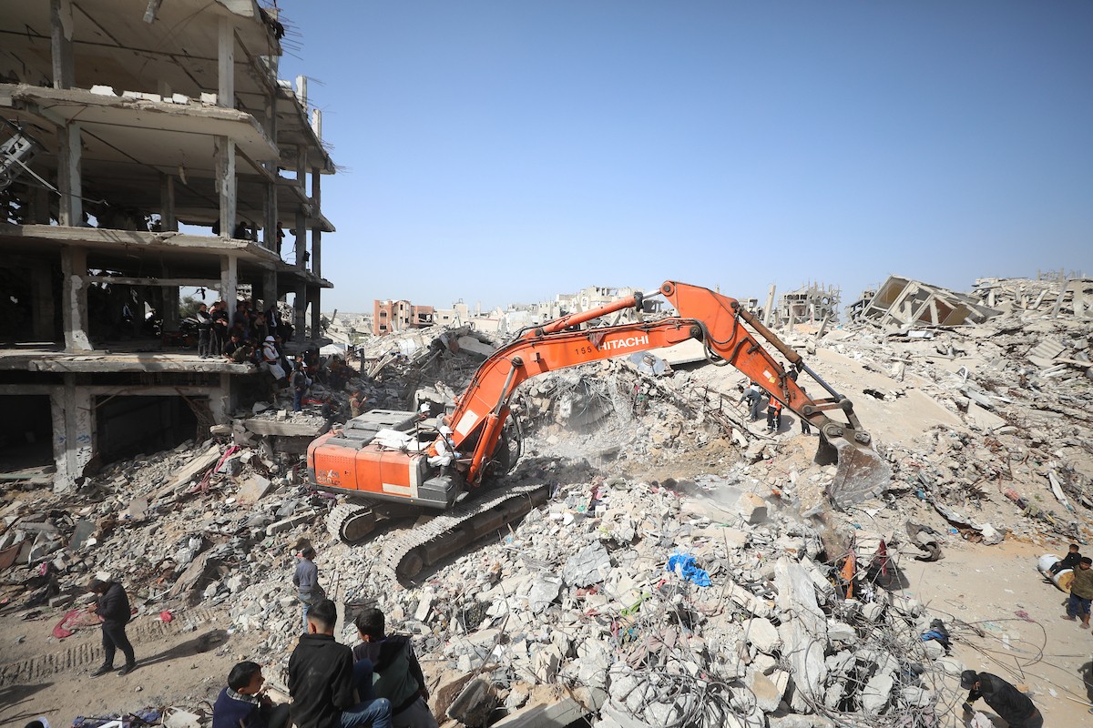 فرق الدفاع المدني التنسيق مع اللجنة الدولية للصليب الأحمر تطلق حملةً لانتشال نحو 67 جثة من عائلة أبو نصر، من تحت أنقاض منزل استهدفه الجيش الإسرائيلي خلال الحرب في بيت لاهيا، شمال قطاع غزة. 15 فبراير/شباط 2026. صورة: عمر أشتوي