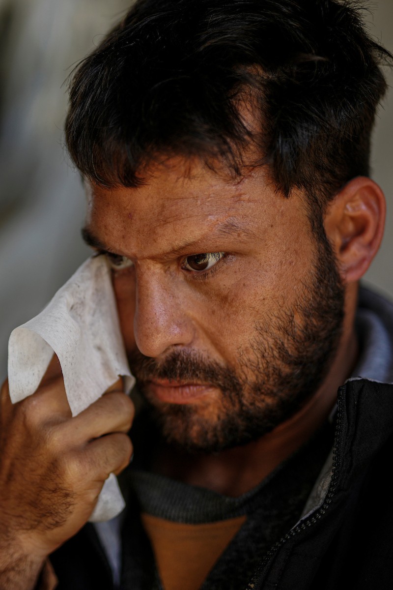 الفلسطيني لؤي أسامة صبح، 27 عامًا، أصيب بإعاقات دائمة وفقد بصره تمامًا جراء هجمات إسرائيلية، يكافح من أجل مواصلة حياته اليومية داخل خيمته في مدينة غزة في 11 فبراير/شباط 2026. صورة: عمر أشتوي