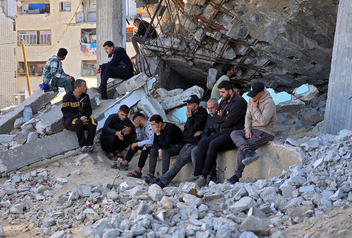 يؤدي الفلسطينيون أول صلاة جمعة من شهر رمضان المبارك وسط أنقاض مسجد الألباني في خان يونس، غزة، في 20 فبراير/شباط 2026. صورة: طارق محمد