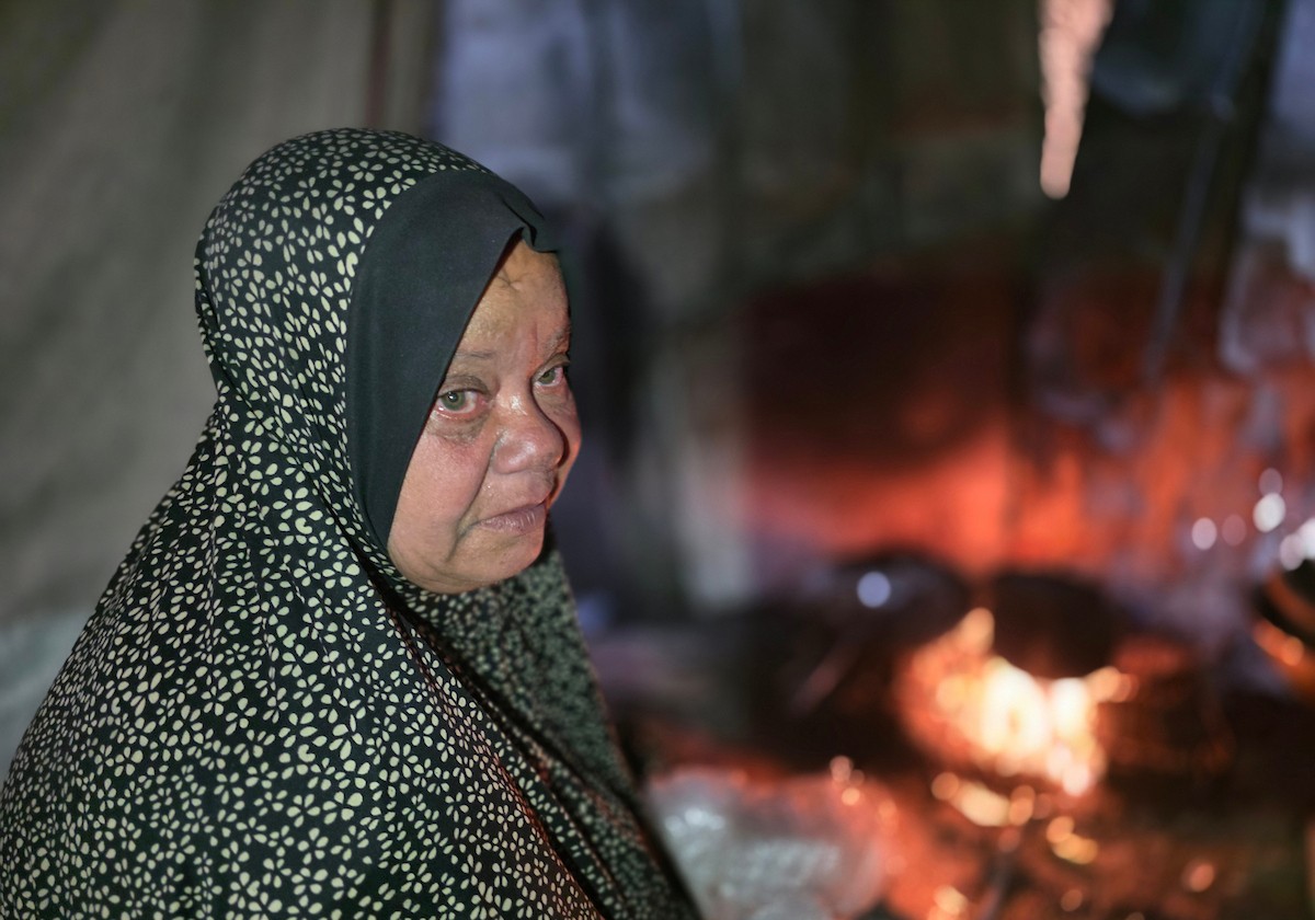 عائلات فلسطينية تُفطر في أول أيام شهر رمضان وسط ظروف معيشية قاسية وخطر دائم قرب ما يُسمى بـ