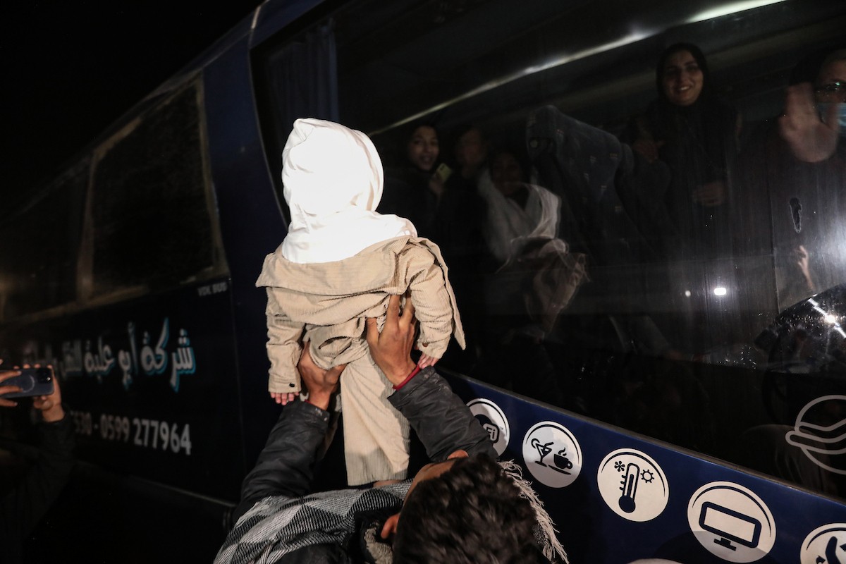 فلسطينيون قادمون من معبر رفح يصلون، في حافلة تحمل شعار الأمم المتحدة، إلى مستشفى ناصر في خان يونس جنوب قطاع غزة، في 2 فبراير/شباط 2026. صورة: عمر أشتوي