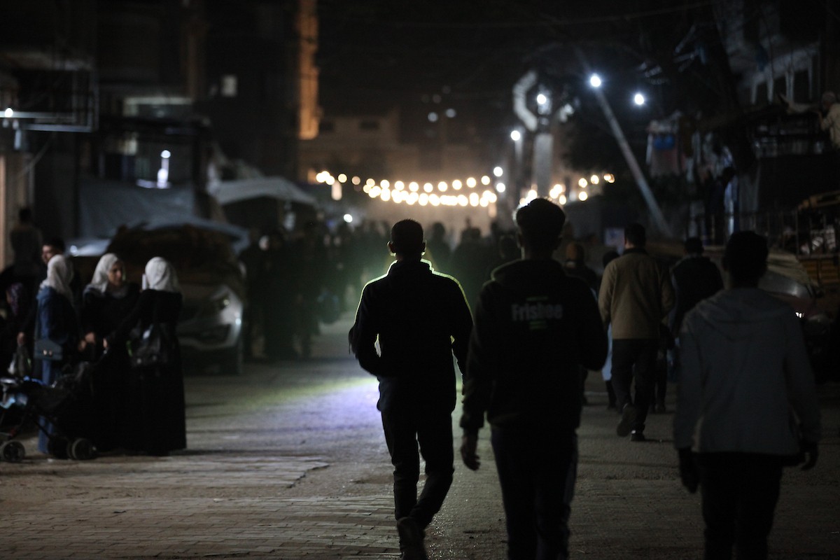 استقبل الفلسطينيون حلول شهر رمضان بفرح واحتفال في مخيم النصيرات للاجئين، بعد عامين من حرب جلبت معاناة هائلة للسكان في قطاع غزة، وسط قطاع غزة، 17 فبراير/شباط 2026. تصوير: معز صالحي