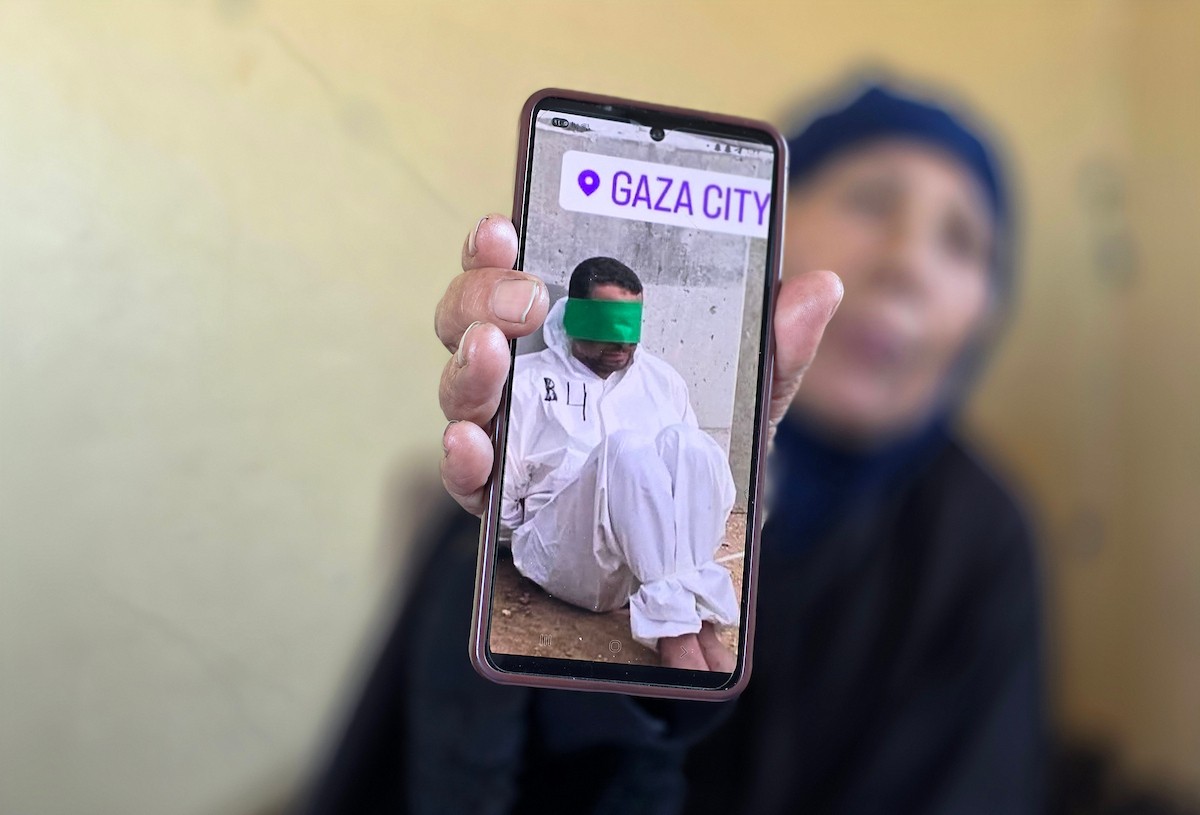 المسنة زهر شراب تنتظر معرفة مصير ابنها المفقود من ذوي الإعاقة الذهنية بعد تداول مستوطنين صورة له على مواقع التواصل مرفقة بتعليق عنصري، خان يونس، جنوب قطاع غزة، 26 فبراير/شباط 2026. تصوير: طارق محمد