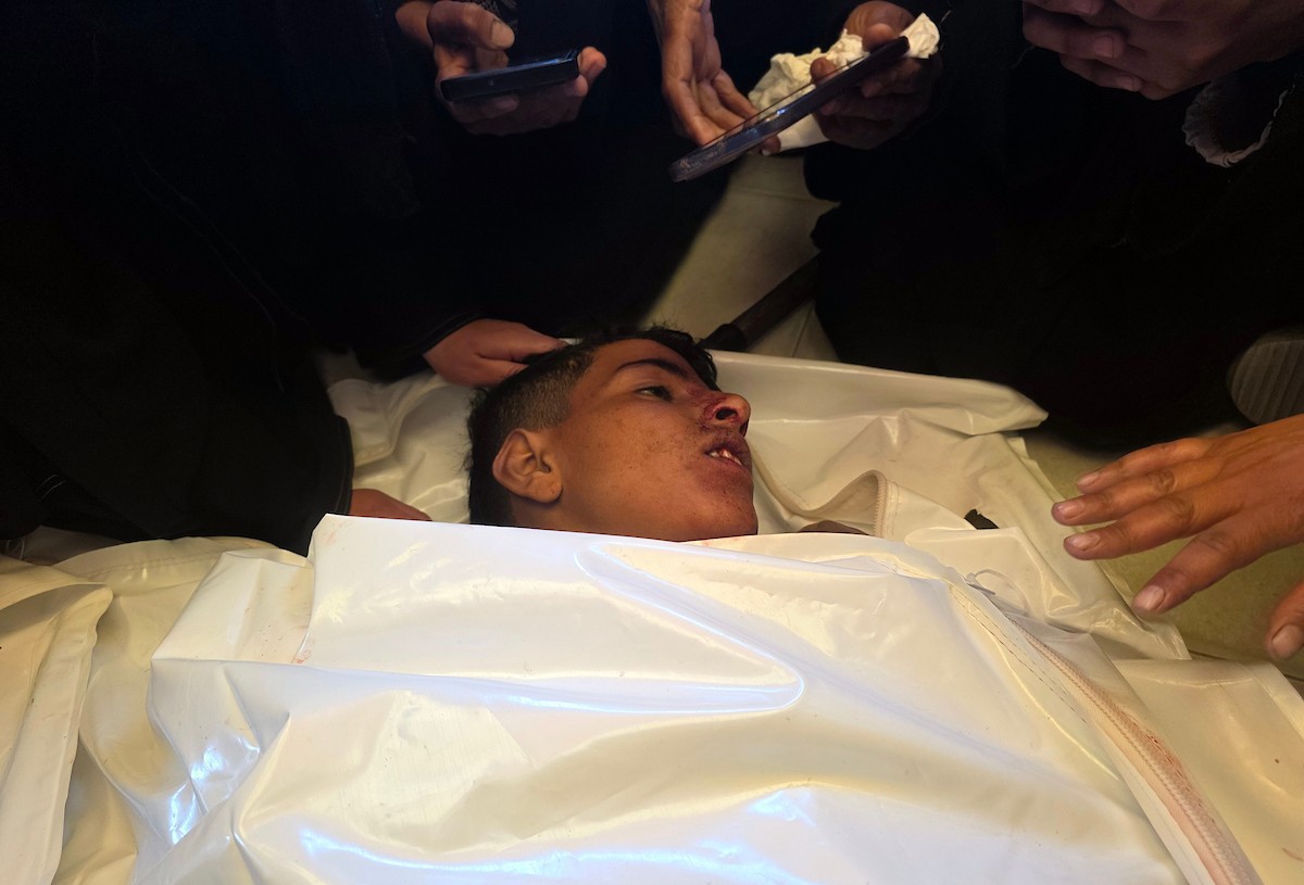 وداع الطفل مهند النجار (14 عاماً) الذي ارتقى بنيران الجيش الإسرائيلي  شرق خان يونس جنوب قطاع غزة، ١٨ فبراير/شباط ٢٠٢٦. تصوير: طارق محمد (APA Images)