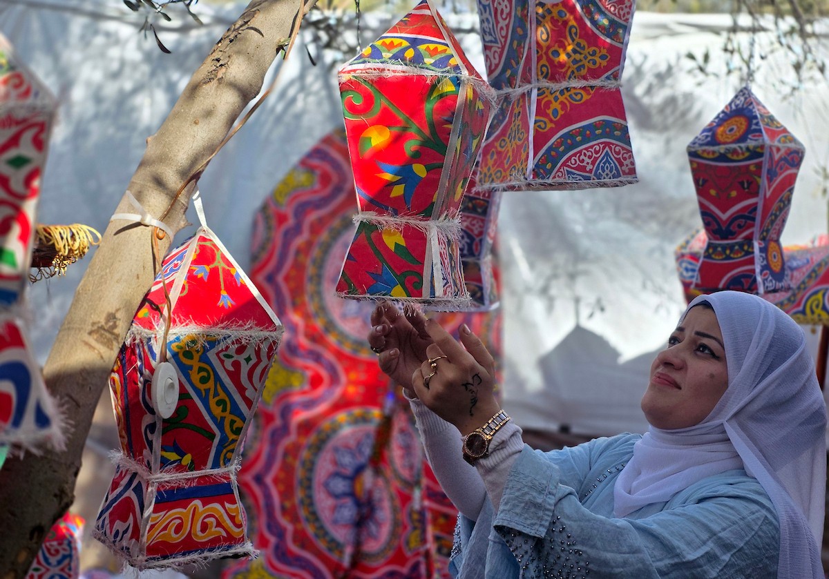 الفلسطينية ريهان شراب تصنع فوانيس رمضان من بقايا صناديق المساعدات في خان يونس جنوب قطاع غزة  8 فبراير/شباط 2026. (صورة: طارق محمد)