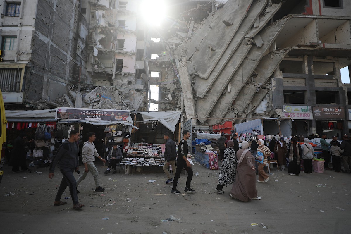 يبيع الباعة الفلسطينيون الطعام وغيره من السلع في سوق بمدينة غزة خلال اليوم الخامس من شهر رمضان المبارك، 22 فبراير/شباط 2026. تصوير: عمر أشتوي