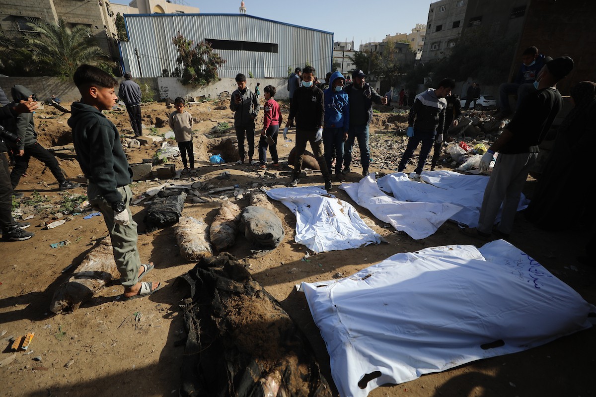 استخراج جثث عشرات الفلسطينيين الذين فقدوا أرواحهم خلال الهجمات الإسرائيلية ودُفنوا مؤقتًا في منطقة النفق بمدينة غزة، تمهيدًا لنقلها إلى المقابر الرسمية، 1 فبراير/شباط 2026. (صورة: عمر أشتوي)