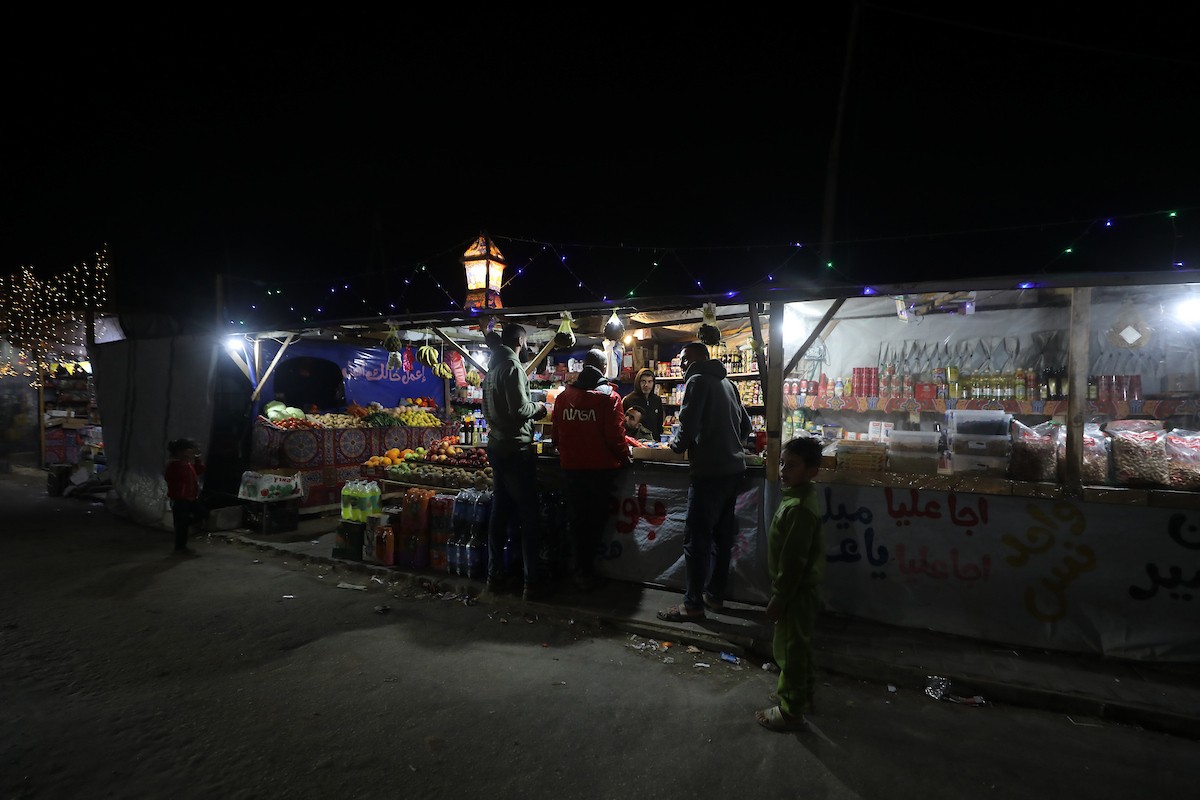 يبيع الباعة الفلسطينيون الطعام وغيره من السلع في سوق بمدينة غزة خلال اليوم الخامس من شهر رمضان المبارك، 22 فبراير/شباط 2026. تصوير: عمر أشتوي