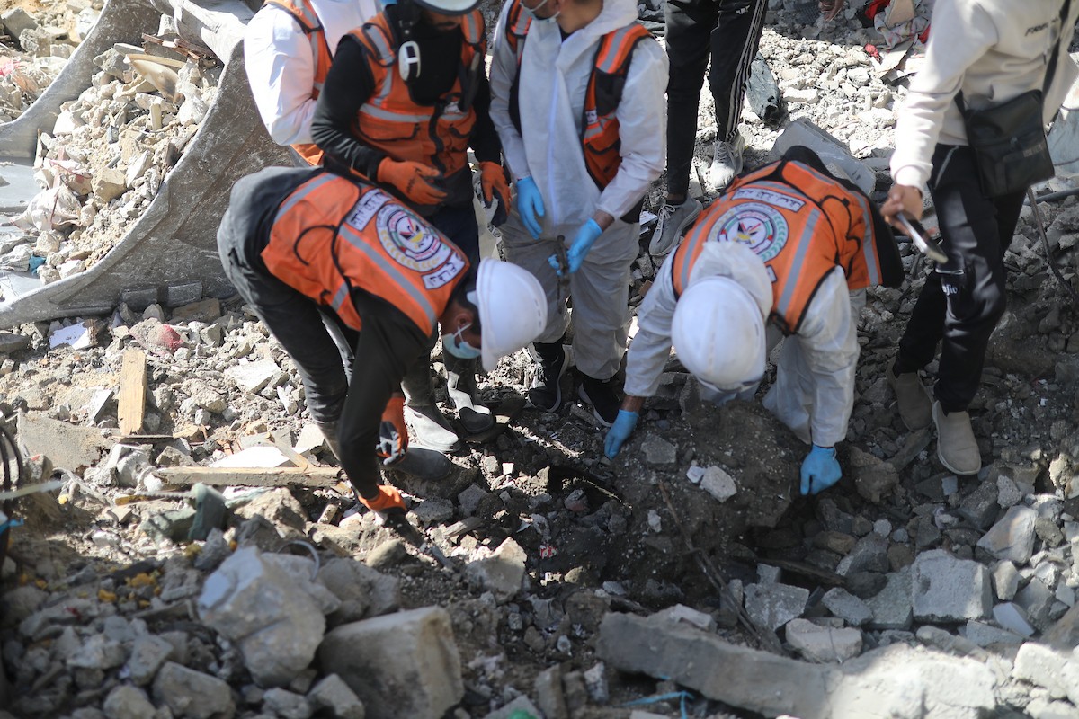 تحاول فرق الدفاع المدني الفلسطيني، بالتنسيق مع اللجنة الدولية للصليب الأحمر، انتشال جثث عائلتي عيادة وغنيم من تحت أنقاض منزل عائلة غباين، في بيت لاهيا، شمال قطاع غزة. 22 فبراير/شباط 2026. صورة: عمر أشتوي