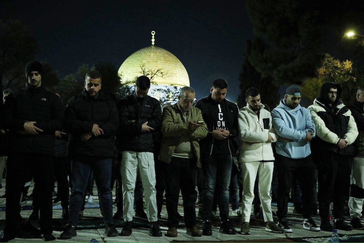 يؤدي الفلسطينيون صلاتي العشاء والتراويح في ساحات المسجد الأقصى في اليوم الثامن من رمضان، القدس، 25 فبراير 2026. صورة من دائرة الأوقاف الإسلامية في القدس