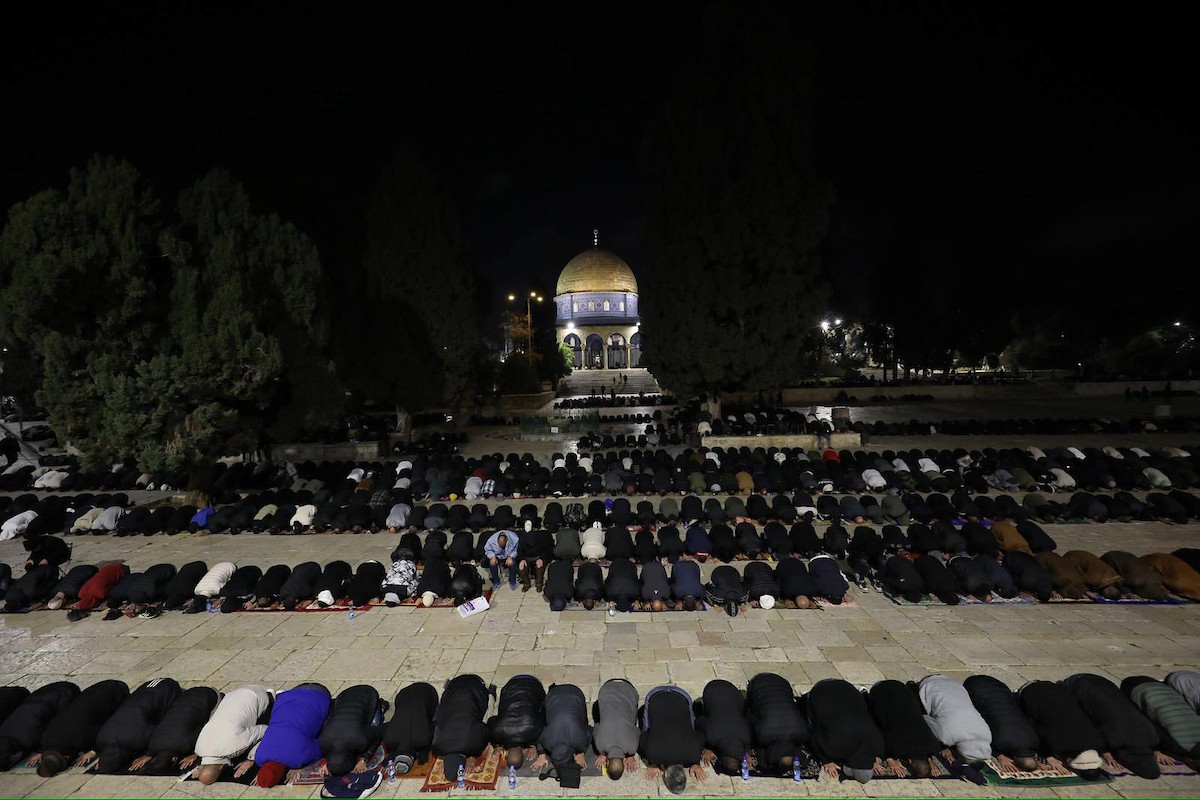 يؤدي الفلسطينيون صلاتي العشاء والتراويح في ساحات المسجد الأقصى في اليوم الثامن من رمضان، القدس، 25 فبراير 2026. صورة من دائرة الأوقاف الإسلامية في القدس