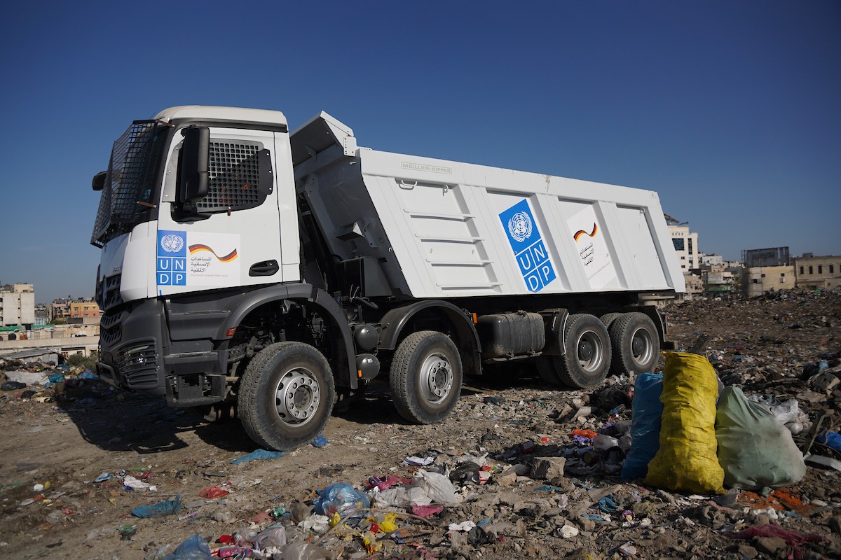 برنامج الأمم المتحدة الإنمائي يطلق عمليات تنظيف في أحد أكبر مواقع النفايات بمدينة غزة، والذي يُشكّل خطراً جسيماً على الصحة العامة، في منطقة سوق فراس على طول شارع عمر المختار ، 11 فبراير/شباط 2026. (صورة: عمر أشتوي)