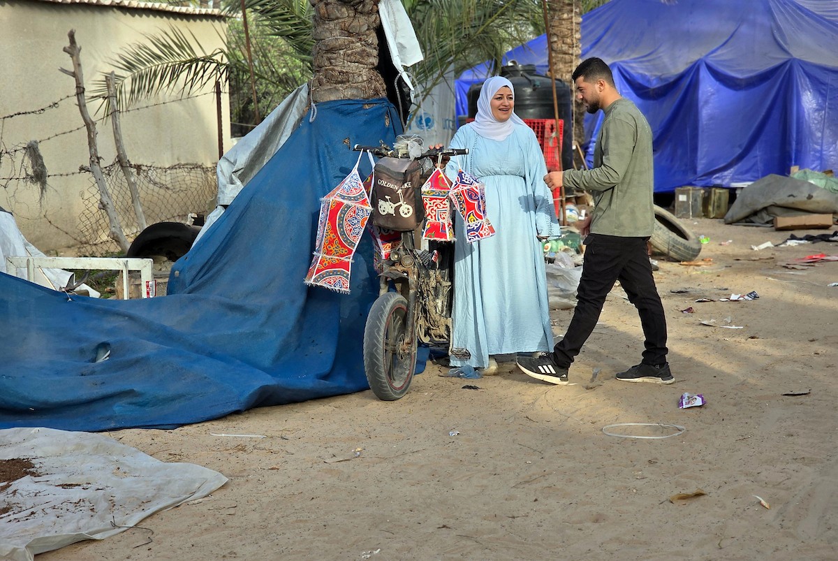 الفلسطينية ريهان شراب تصنع فوانيس رمضان من بقايا صناديق المساعدات في خان يونس جنوب قطاع غزة  8 فبراير/شباط 2026. (صورة: طارق محمد)