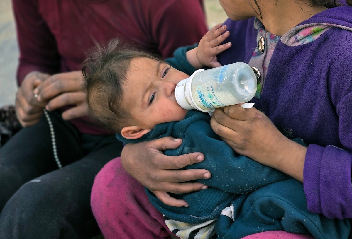 يواجه الفلسطينيون معاناة متفاقمة مع حلول شهر رمضان، وسط تداعيات الحرب المستمرة ، بينما يواصل الجيش الإسرائيلي استهداف النازحين في الخيام قرب 