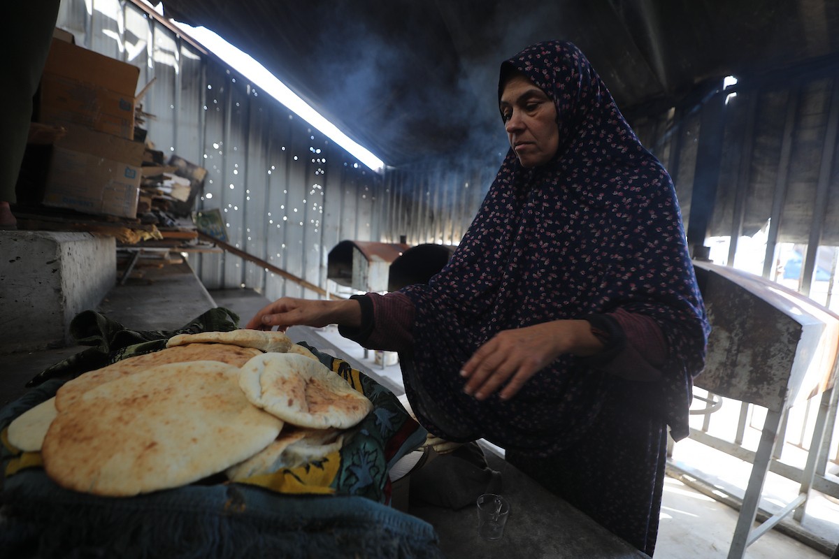 مجموعة من النساء يعملن داخل مخبز أُنشئ في مخيم اليرموك للاجئين بمدينة غزة، ضمن مبادرة إنسانية بالشراكة مع اللجنة الدولية للصليب الأحمر. تهدف المبادرة إلى تخفيف الأعباء المعيشية عن النساء النازحات، لا سيما خلال شهر رمضان. مدينة غزة، 25 فبراير/شباط 2026. تصوير: عمر أشتوي