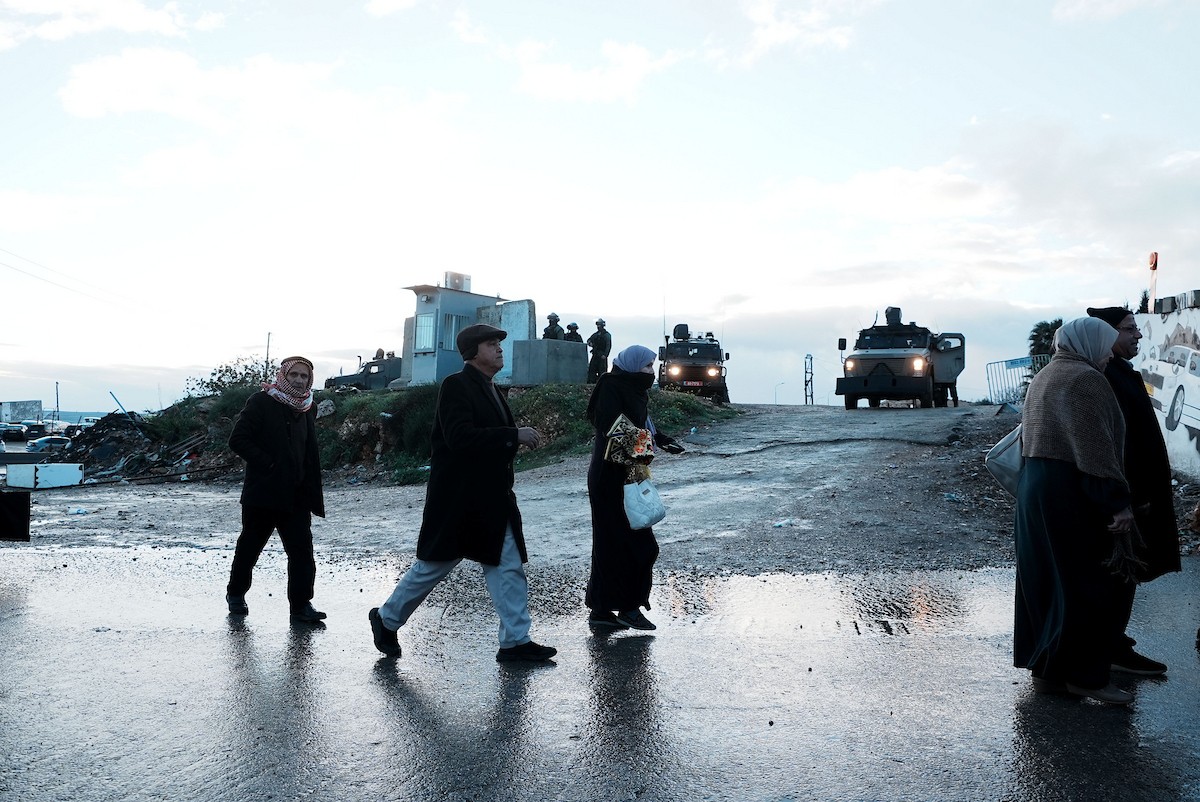 منعت السلطات الإسرائيلية دخول الفلسطينيين من الضفة الغربية إلى القدس لأداء صلاة الجمعة الثانية من شهر رمضان في المسجد الأقصى ، في 27 فبراير/شباط 2026. وتجمّع آلاف منذ ساعات الصباح الباكر عند حاجز قلنديا في محاولة للوصول إلى الأقصى، وسط إجراءات أمنية مشددة في المنطقة