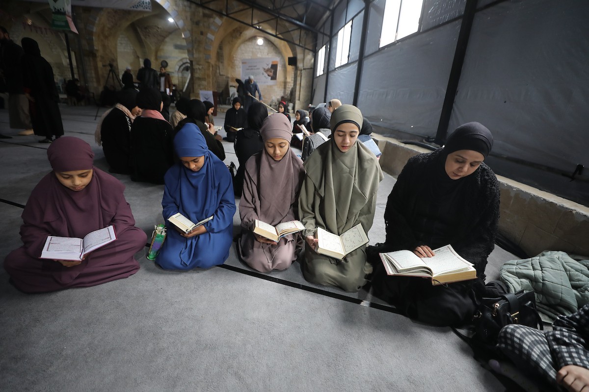 أطفال فلسطينيون يتلون ويحفظون القرآن الكريم داخل الجامع العمري الكبير في مدينة غزة خلال شهر رمضان. وقد تضرر الجامع العمري القديم بشدة جراء الهجمات الإسرائيلية خلال حرب غزة في 26 فبراير/شباط 2026. صورة: عمر أشتوي