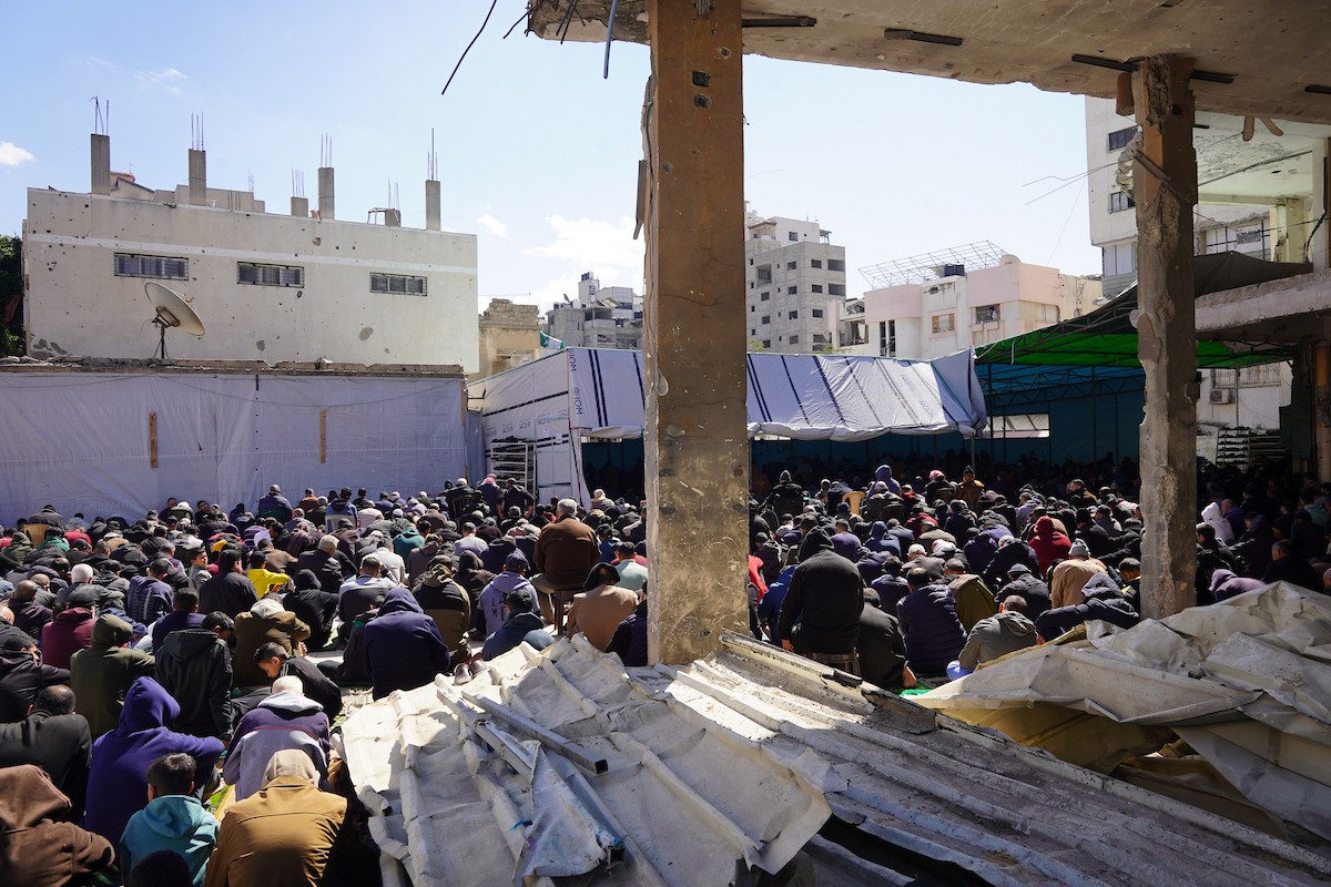 يؤدي الفلسطينيون صلاة الجمعة الثانية من شهر رمضان وسط أنقاض مسجد الكنز، الذي دُمر في هجمات إسرائيلية خلال الحرب، في مدينة غزة، 27 فبراير/شباط 2026. صورة: عمر أشتوي