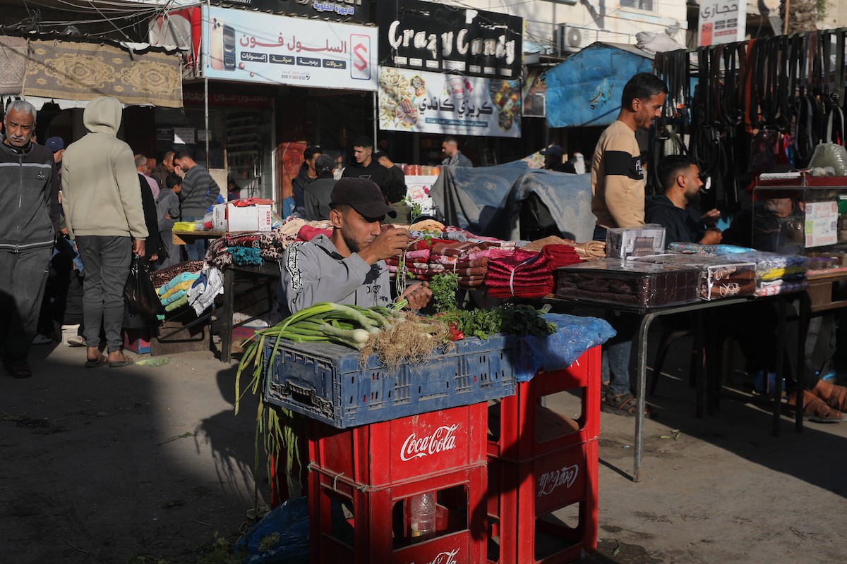 مشهد من الأسواق والبازارات في مخيم النصيرات، وسط قطاع غزة، حيث يستعد المواطنون للإفطار خلال شهر رمضان، في 22 فبراير/شباط 2026. تصوير: معز صالحي