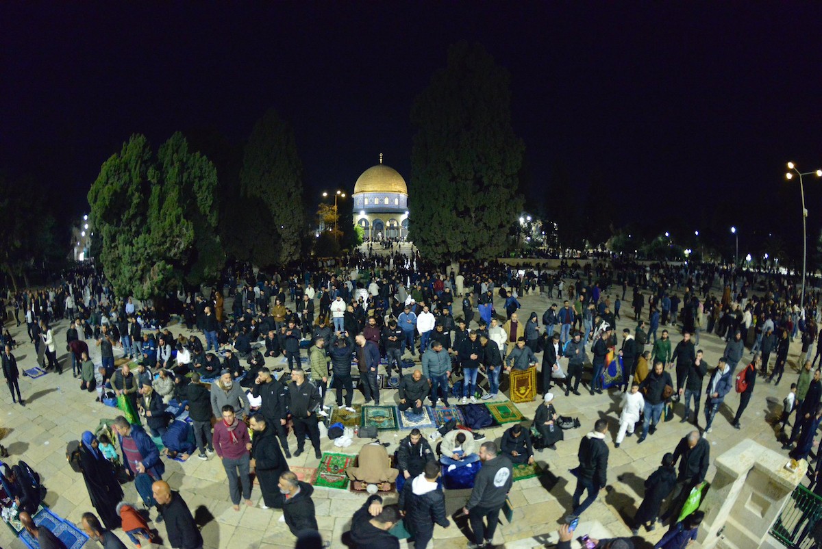 يؤدي الفلسطينيون صلاتي العشاء والتراويح في ساحات المسجد الأقصى في اليوم الثالث من رمضان، القدس، 20 فبراير 2026. صورة من دائرة الأوقاف الإسلامية في القدس.