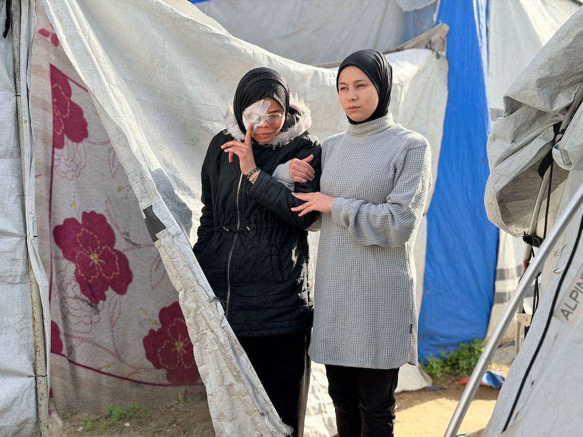 ندى رحومة، طفلة (16 عامًا) نازحة بمنطقة الزوايدة وسط القطاع، ُأصيبت في غارة إسرائيلية قرب خيمة عائلتها في مدينة غزة وفقدت إحدى عينيها، وهي مُعرّضة لخطر فقدان البصر في العين الأخرى إذا لم تتلقَّ علاجًا طبيًا عاجلًا، 10 فبراير/شباط 2026. تصوير: محمد الأسود