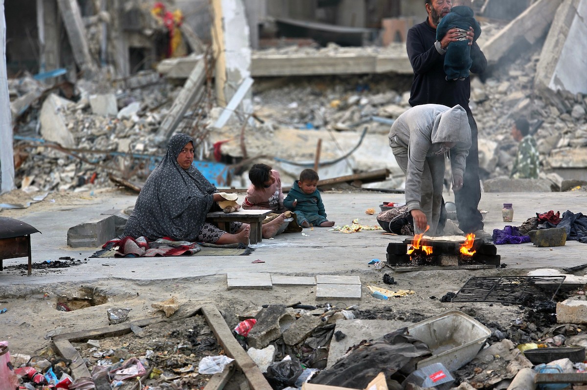 يواجه الفلسطينيون معاناة متفاقمة مع حلول شهر رمضان، وسط تداعيات الحرب المستمرة ، بينما يواصل الجيش الإسرائيلي استهداف النازحين في الخيام قرب 