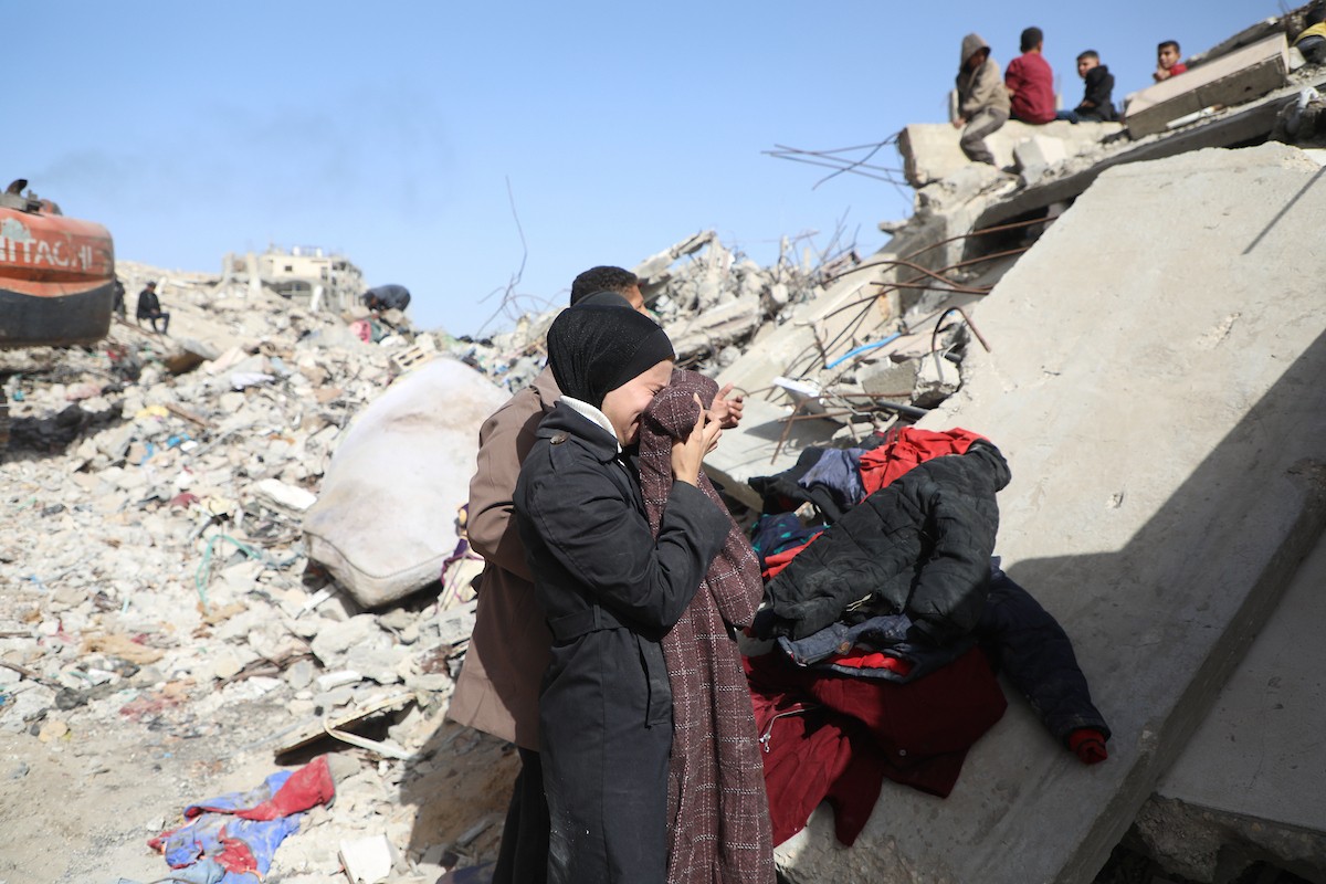 فرق الدفاع المدني التنسيق مع اللجنة الدولية للصليب الأحمر تطلق حملةً لانتشال نحو 67 جثة من عائلة أبو نصر، من تحت أنقاض منزل استهدفه الجيش الإسرائيلي خلال الحرب في بيت لاهيا، شمال قطاع غزة. 15 فبراير/شباط 2026. صورة: عمر أشتوي